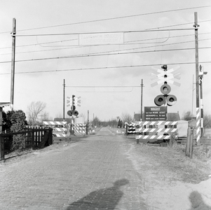 167632 Gezicht op de spoorwegovergang in de Stoutenburgerlaan te Hoevelaken.